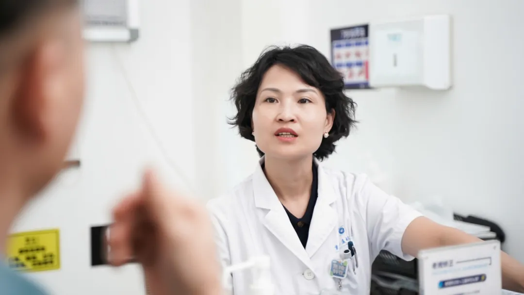 韓紅解答患者疑問。重慶華廈眼科醫院供圖