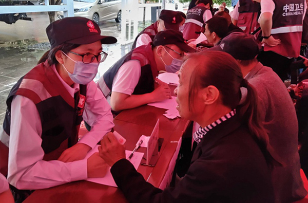 肖娟在義診中解答就診者疑問。重慶市第十三人民醫院供圖