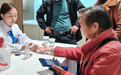 護士為老年患者檢測血糖。重慶南坪愛爾眼科醫院供圖