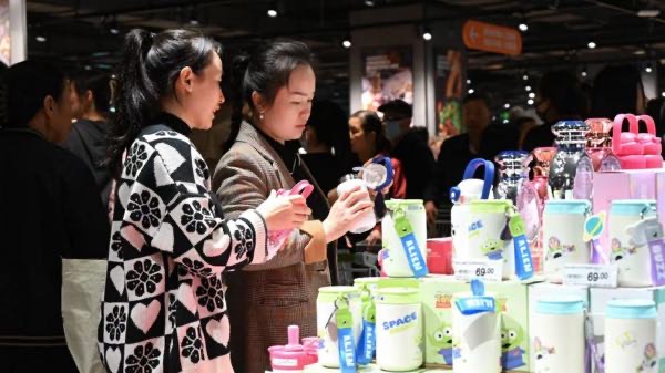 顧客在升級后的門店購物。永輝超市供圖