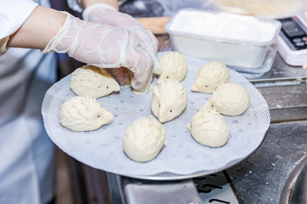 廚師現場制作“小動物”面食。主辦方供圖