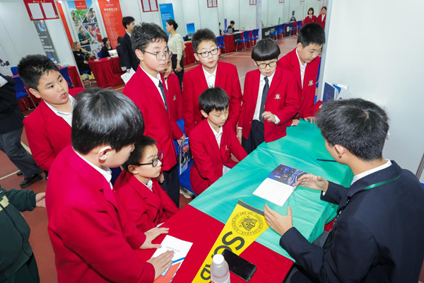 學生與參展高校一對一交流。重慶楓葉國際學校供圖