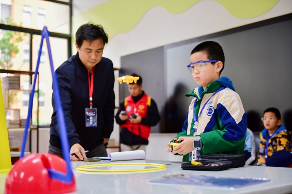 參賽選手正在進行四旋翼無人機飛行賽。團合川區委供圖