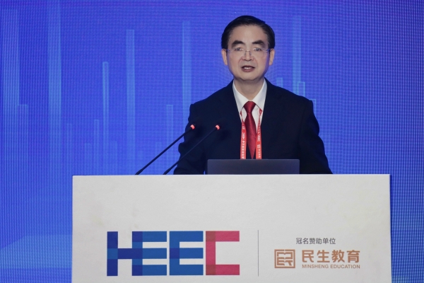 重慶市高等教育學會監事長李克勇致辭。主辦方供圖