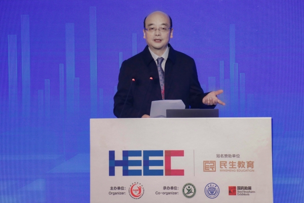 貴州省高等教育學會理事長溫小軍致辭。主辦方供圖