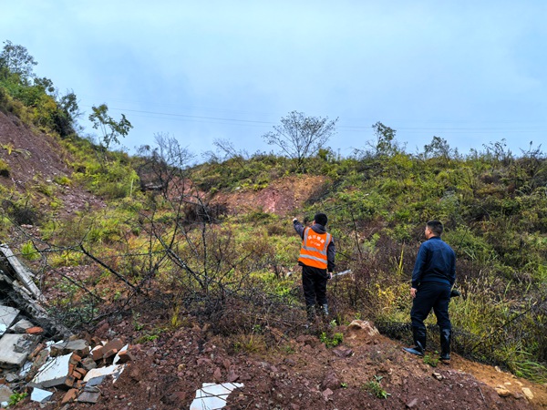《兌窩子坪滑坡巡查》。10月21日，巫山縣銅鼓鎮建管辦負責人夏鑫偉、駐守地質工程師王忠凌（左）雨后巡查兌窩子坪滑坡點。劉勇攝