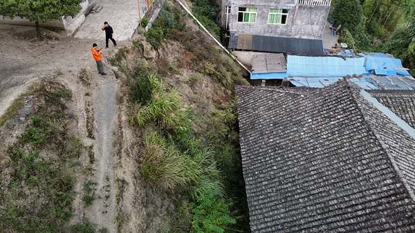 《新技術助推新地質》。隨著無人機等新技術新手段在地質行業的廣泛應用，傳統地質災害防治工作向智能化、科技化和信息化方向發展。圖為10月28日，地質工程師徐騰蛟在黔江區水市鎮新安村使用無人機航拍屋后隱患邊坡。徐騰蛟攝
