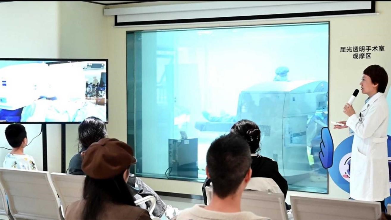 發布會現場。重慶南坪愛爾眼科醫院供圖