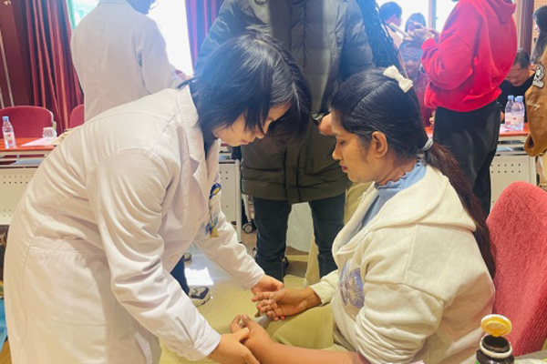 留學生體驗針灸。實習生梁雨馨攝