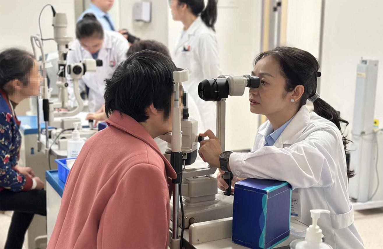 周曉虹為患者進行眼部檢查。重慶南坪愛爾眼科醫院供圖