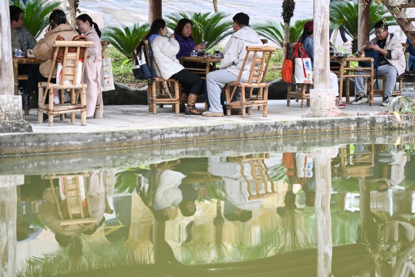 游客圍坐在一起品美食。景區供圖