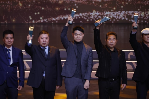 重慶攝影家儲衛民（中間）獲得第十五屆中國攝影金像獎。劉嵩攝