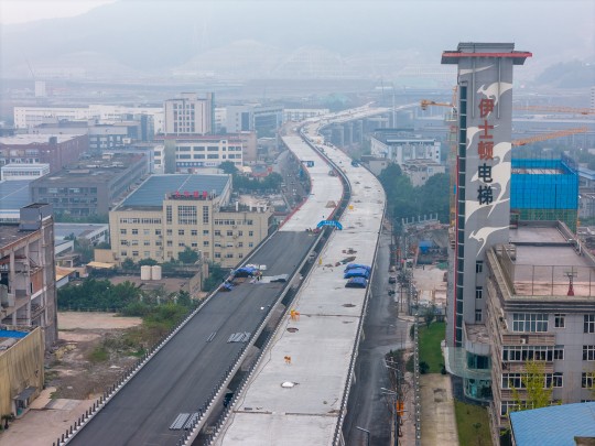 茶惠大道高架路進入瀝青鋪裝階段。郭旭攝