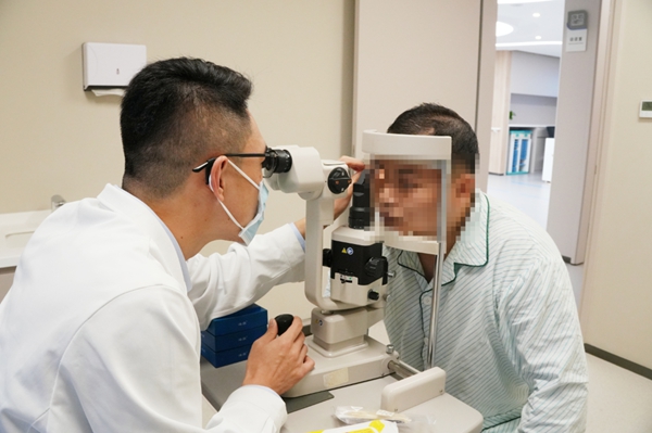 醫生為患者檢查眼部情況。重慶普瑞眼科醫院供圖