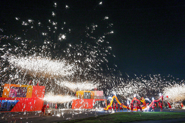 非遺表演《鐵花火龍》。重慶對外經貿學院供圖