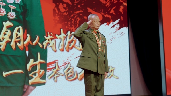 退役軍人李東江作宣講。兩江新區西南大學附屬中學供圖