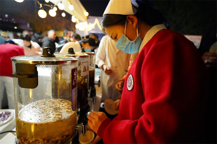 渝北區中醫藥夜市吸引民眾。李瑞琦攝