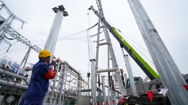 運維人員在500千伏圣泉變電站作業。國網重慶超高壓公司供圖