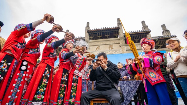 活動現場舉行攔門酒儀式。受訪單位供圖