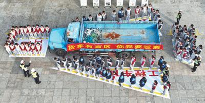 安徽省蕪湖市公安局交警支隊民警走進轄區學校，向學生宣傳大貨車盲區等交通安全知識。陳效寶攝（影像中國）