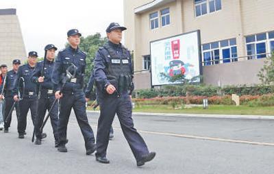 浙江省諸暨市公安局牌頭派出所民警和志愿者在轄區街道巡邏，維護交通秩序。宣國祥攝（人民視覺）