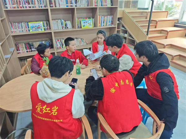 志愿者們和青少年交流討論。秦剛攝