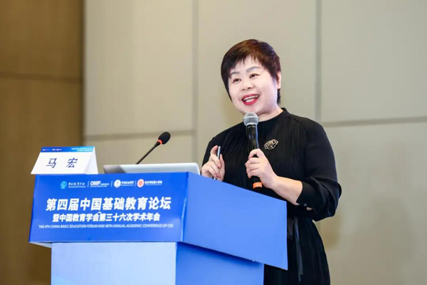 馬宏講述《師生共創的課堂教學新樣態》。巴蜀小學供圖