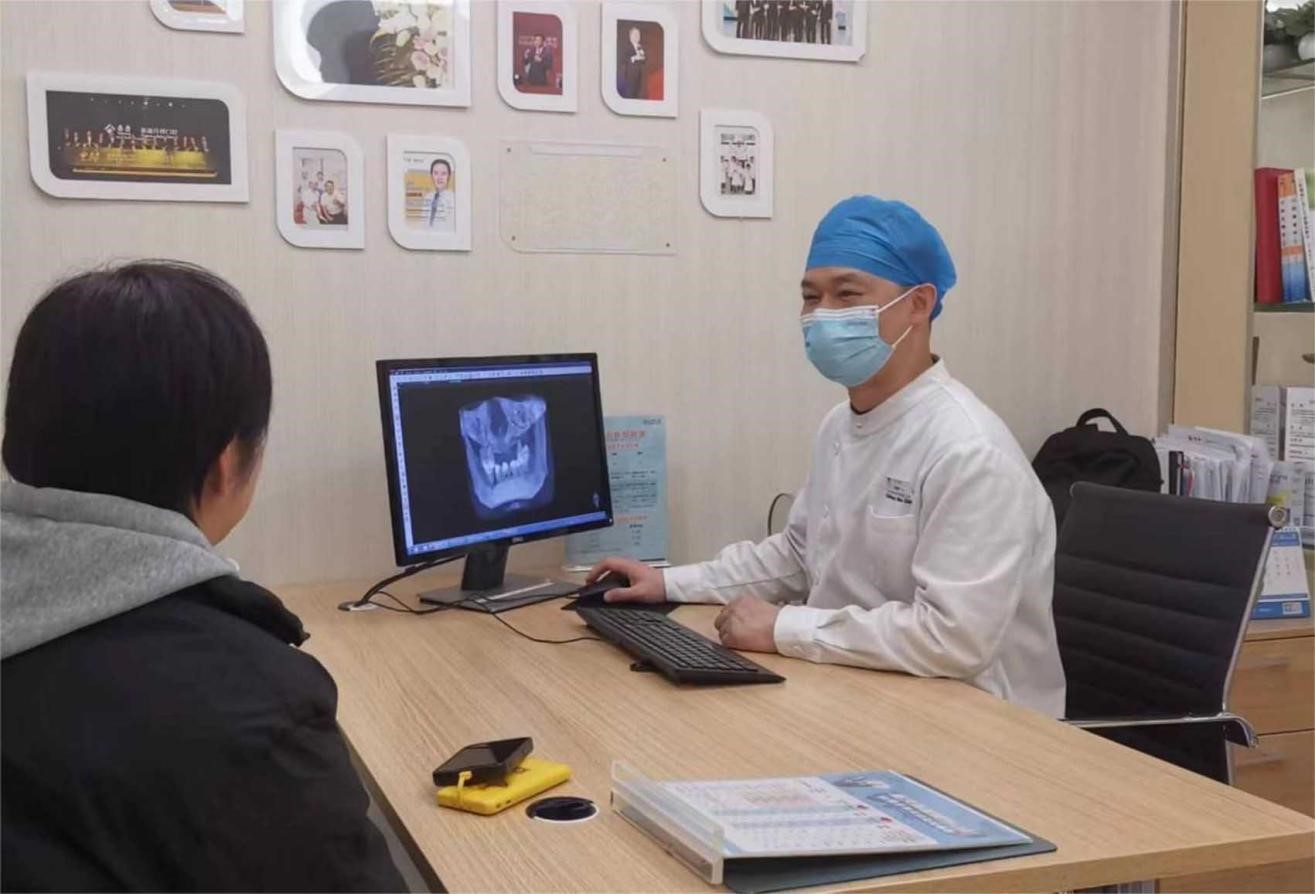 醫生為患者看診。泰康拜博口腔供圖