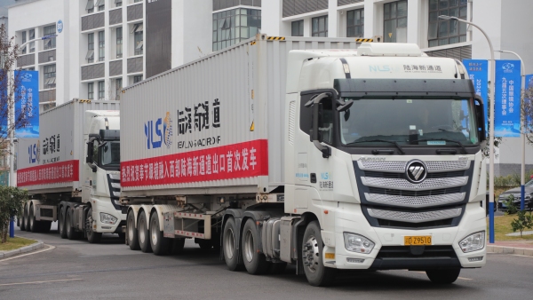 載著10.8萬副奉節眼鏡的貨車駛出奉節生態工業產業園。劉濱清攝