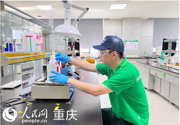 重慶啤酒工作人員楊術杰在抽檢（資料圖）。人民網記者 胡虹攝