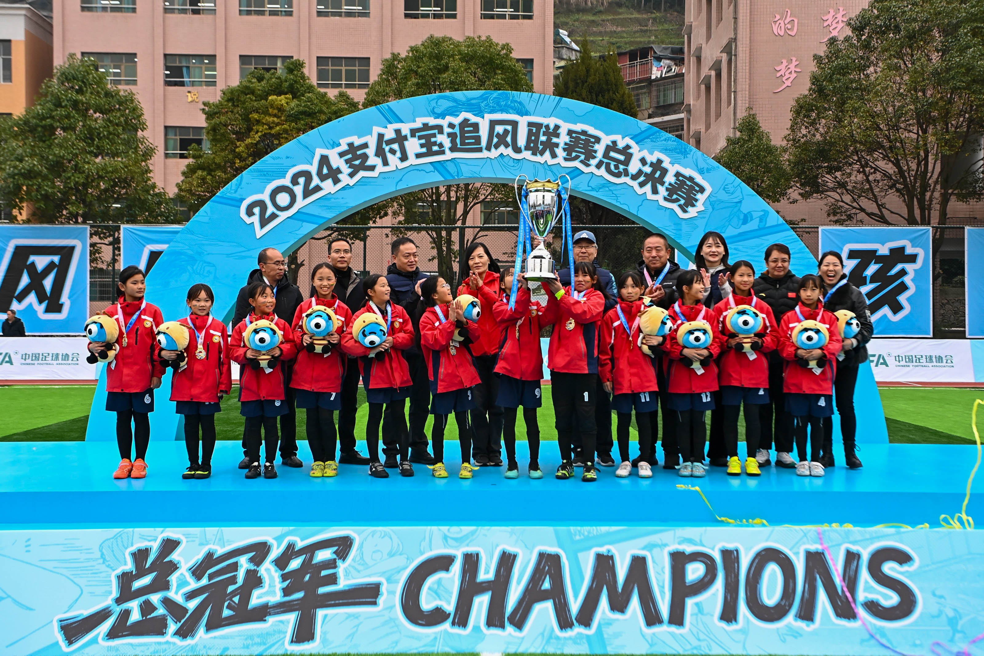 冠軍捧杯瞬間。吳汪洋攝