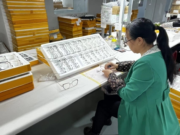 重慶萬大眼鏡有限公司內，工人制作眼鏡框架。任峰攝