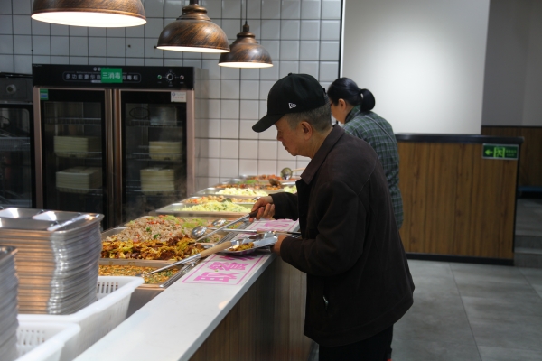 市民正在選菜。陳李娟攝