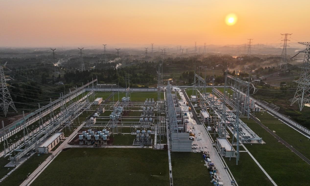 川渝1000千伏特高壓交流工程重慶段巴岳站。李濤攝