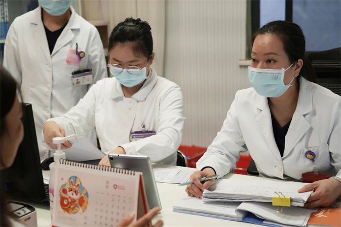 向輝醫生問診。院方供圖