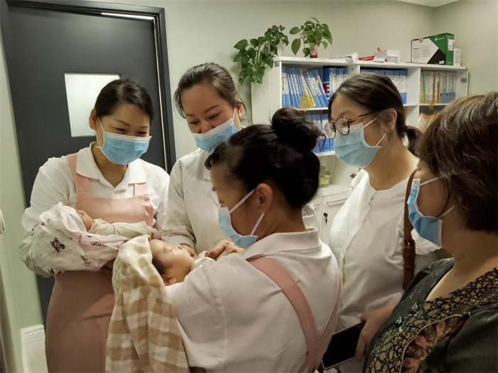 媽媽帶著寶寶回醫院看望向輝醫生。院方供圖