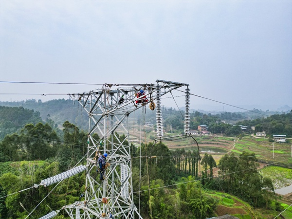 電力工人在距地40米高的輸電鐵塔上作業。國網重慶永川供電公司供圖
