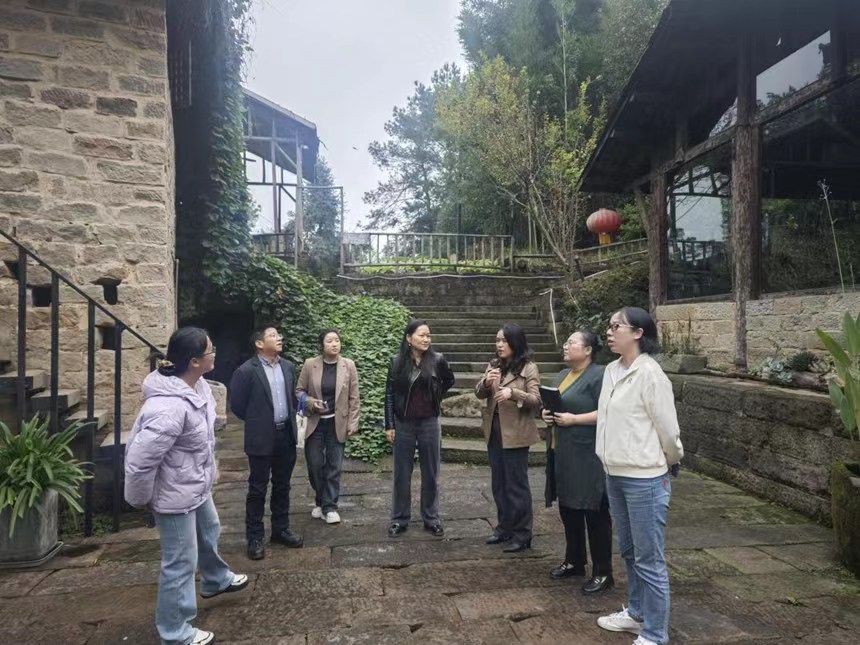 接龍地區委員工作室政協委員調研天星寺鎮花房筑民宿。趙月溪攝