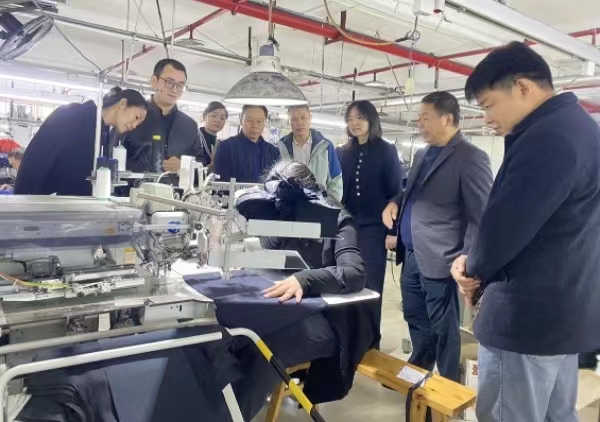 到企業現場走訪。木洞鎮供圖