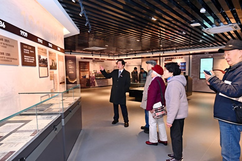 校友參觀校史館。西南大學附中供圖