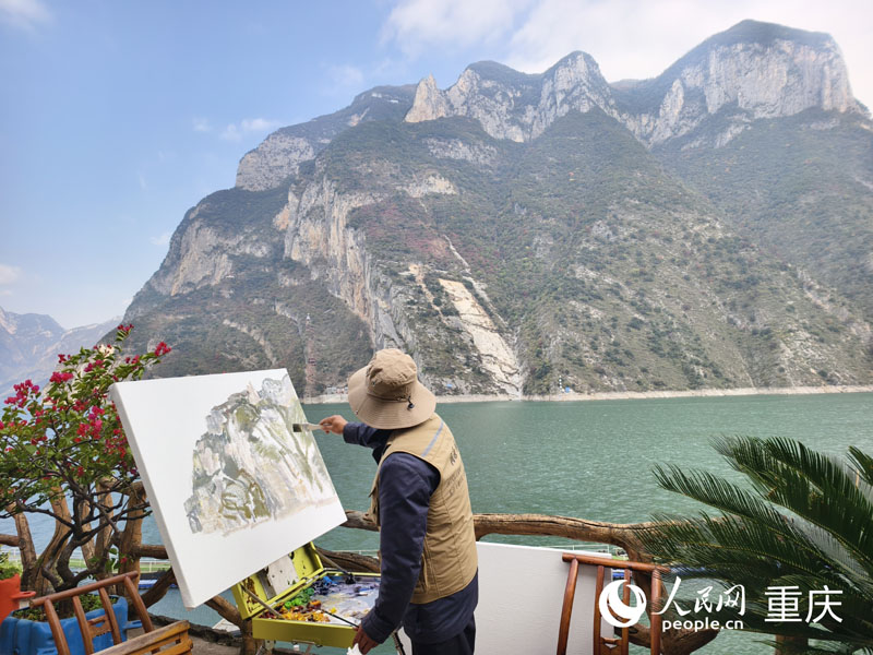 中國美協副主席、河北省文聯副主席，河北省美協主席祁海峰正在創作。人民網 陳琦攝