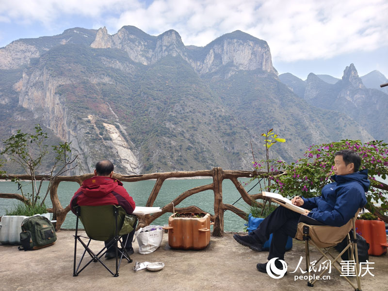 藝術家們在巫峽神女峰對岸創作采風。人民網 陳琦攝