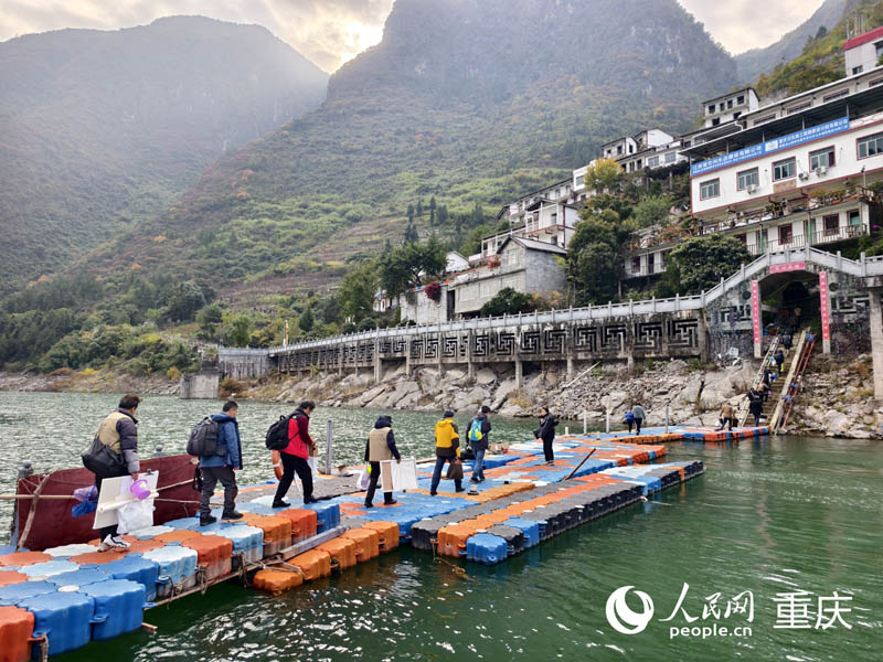 藝術家們走進巫峽神女峰畔進行采風創作。人民網 陳琦攝