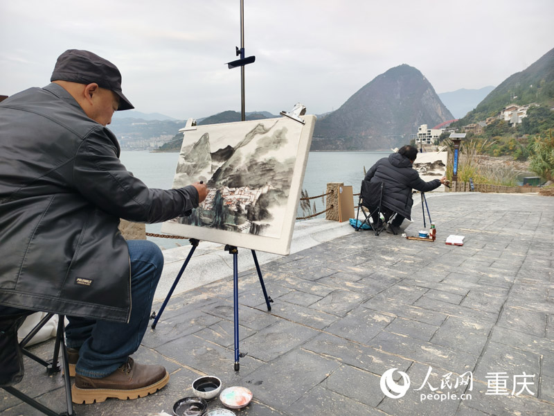 藝術家們在巫山三峽里·竹枝村創作采風。人民網 陳琦攝