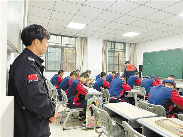 銅梁區全德學校的學生正在上課。