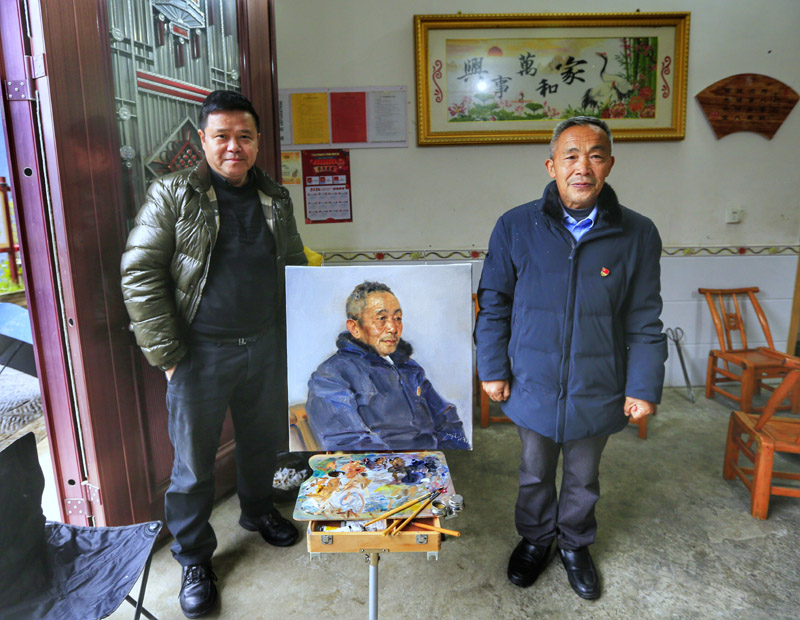 中國美協副主席、重慶市文聯副主席、重慶市美協主席龐茂琨為巫山縣下莊村村支書毛相林繪肖像畫。重慶市美協供圖