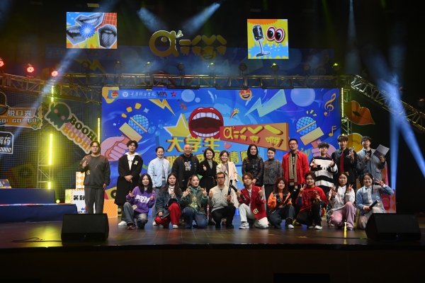 參賽選手與評委合影留戀。重慶移通學院供圖