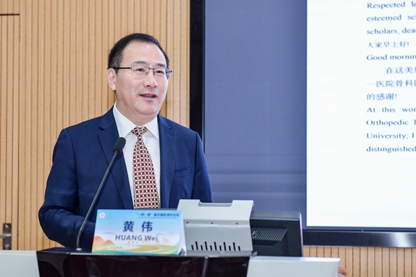 重醫附一院骨科主任黃偉以全英文的形式進行學術分享。重慶醫科大學附屬第一醫院供圖