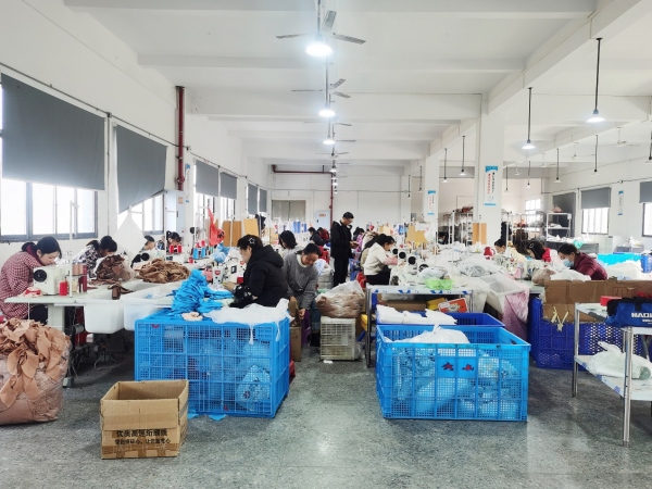 工人們正有條不紊地操作著一道道工序。楊麗華攝