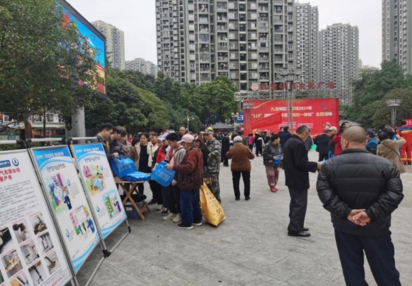 重慶燃氣中梁山公司在九龍坡區公租房開展科普宣傳。重慶燃氣集團供圖